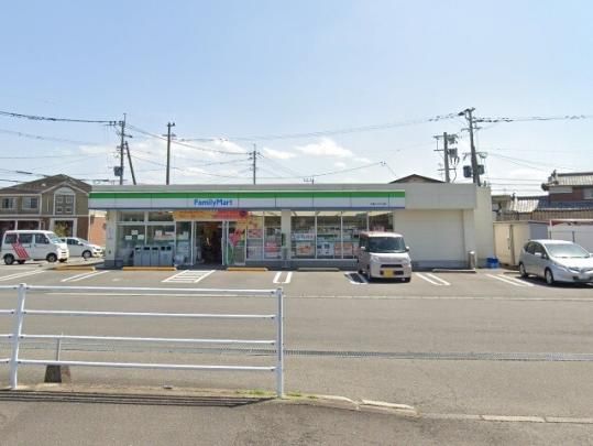 【周辺】　ファミリーマートオーパス小松台店：554m
